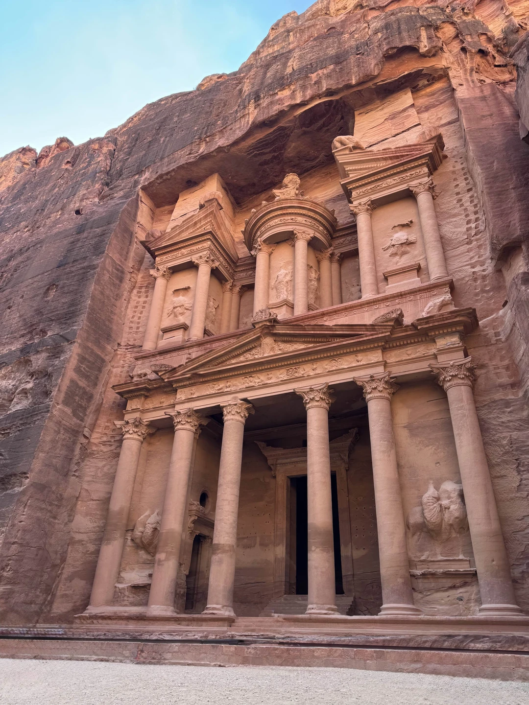 Экскурсия прошла великолепно. Дорога утомительная, но это не омрачает впечатлений. На стороне Египта вас провожает русскоговорящий