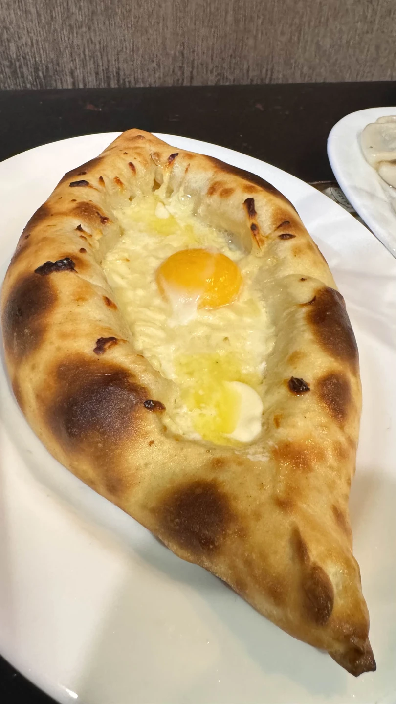 Удивительный мастер-класс. Это полное погружение в грузинскую кухню. Александр вел приготовление блюд с самого начала, все