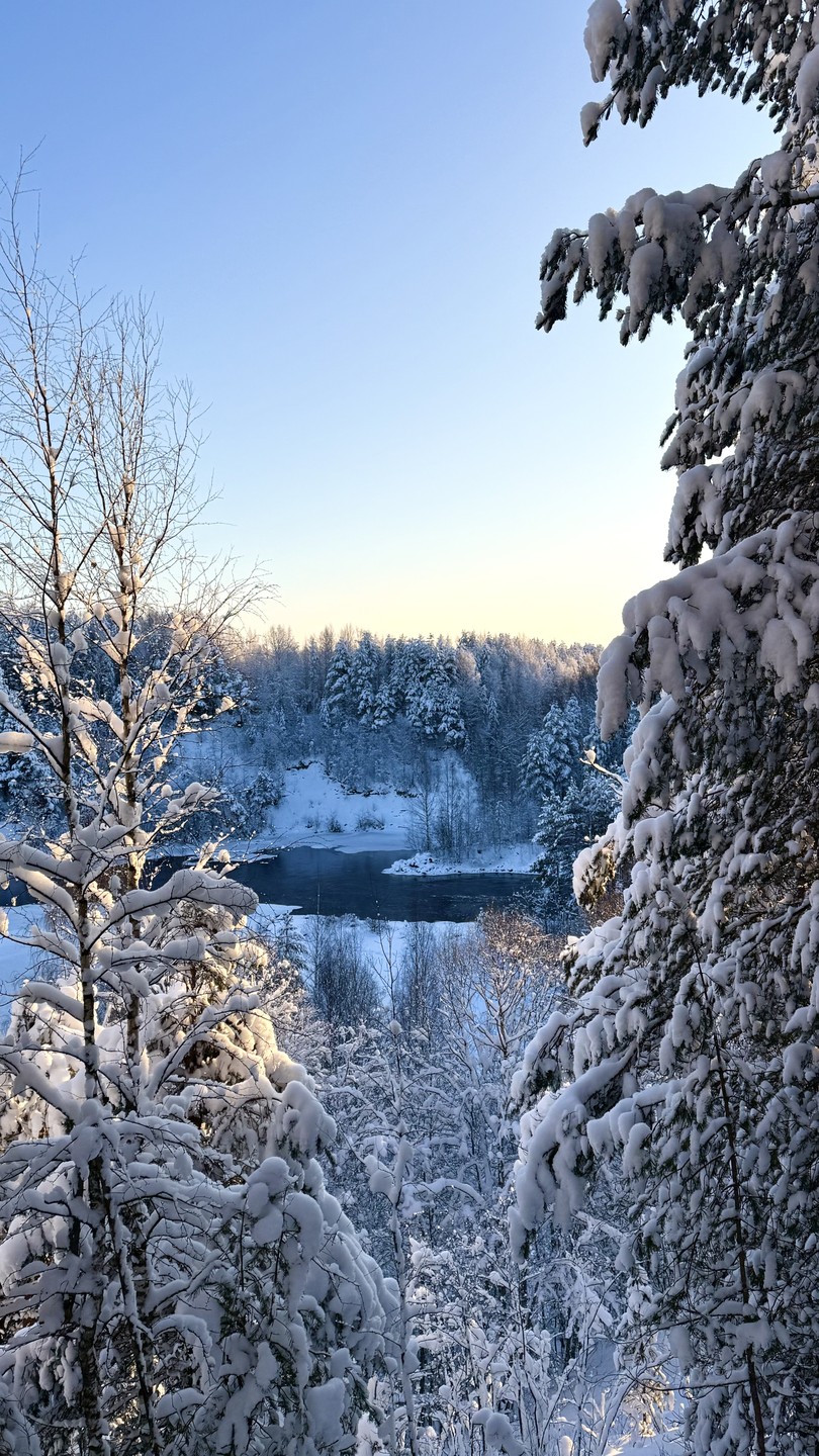 Очень благодарны Игорю за экскурсию по золотому кольцу Карелии. Его рассказы в пути сделали даже длинные