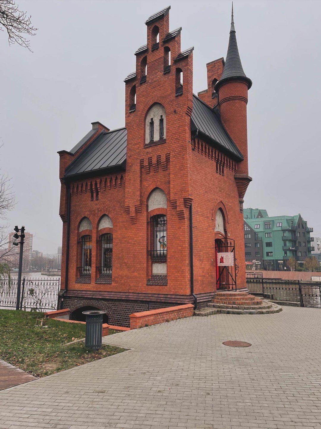 Очень хорошая получилась экскурсия по Калининграду, положившая начало для нашего путешествия. Мне было супер интересно и