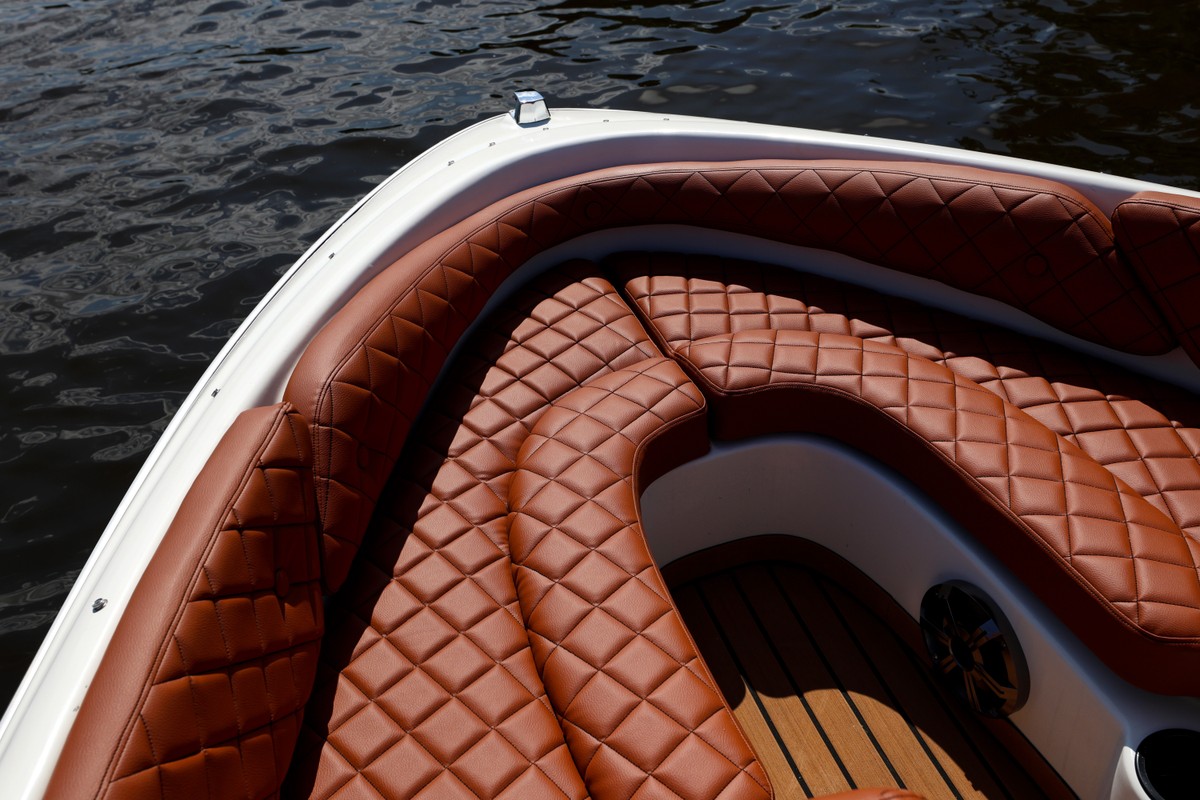 Фото На стильном катере — к самому высокому зданию Европы