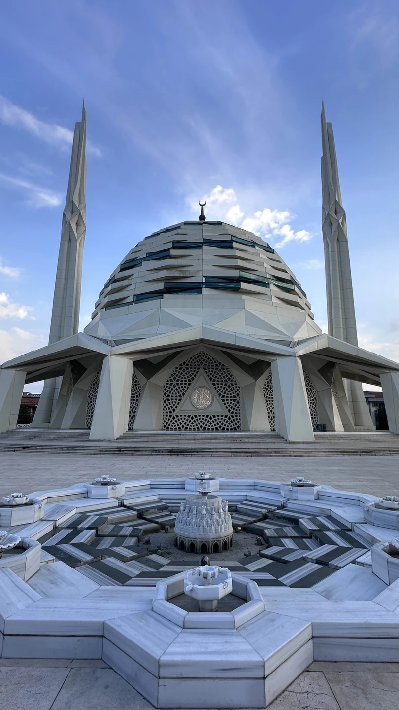 У нас была экскурсия по азиатской части и проводил Омер. Невероятно приятный гид, действительно, как друг