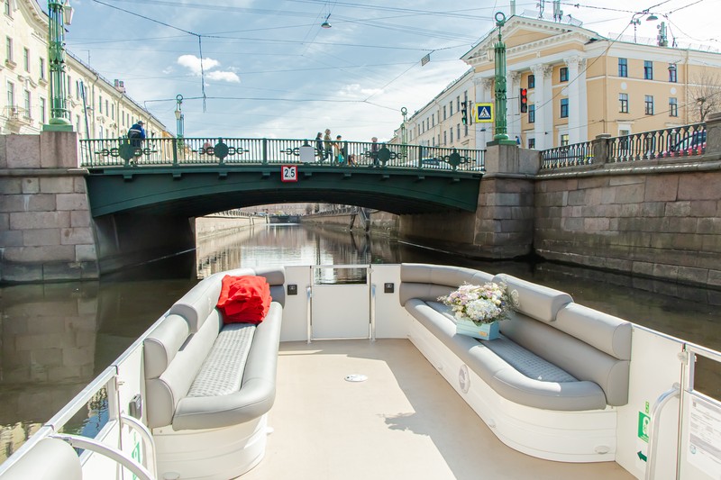 На катере — по малым рекам и каналам Петербурга