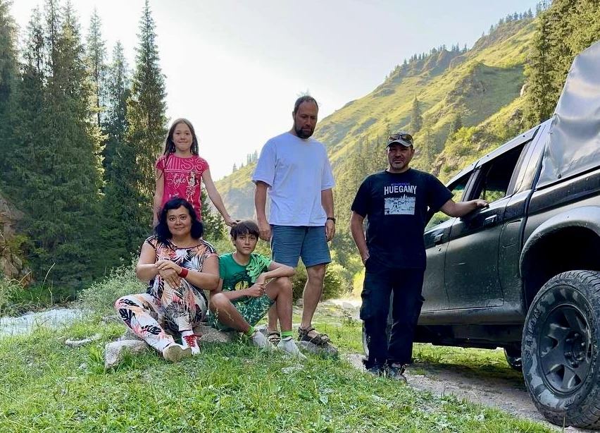 Вчера мы с семьей ездили на невероятную экскурсию в чудесное ущелье Алтын-Арашан, потрясающее своей мощью, красотой,