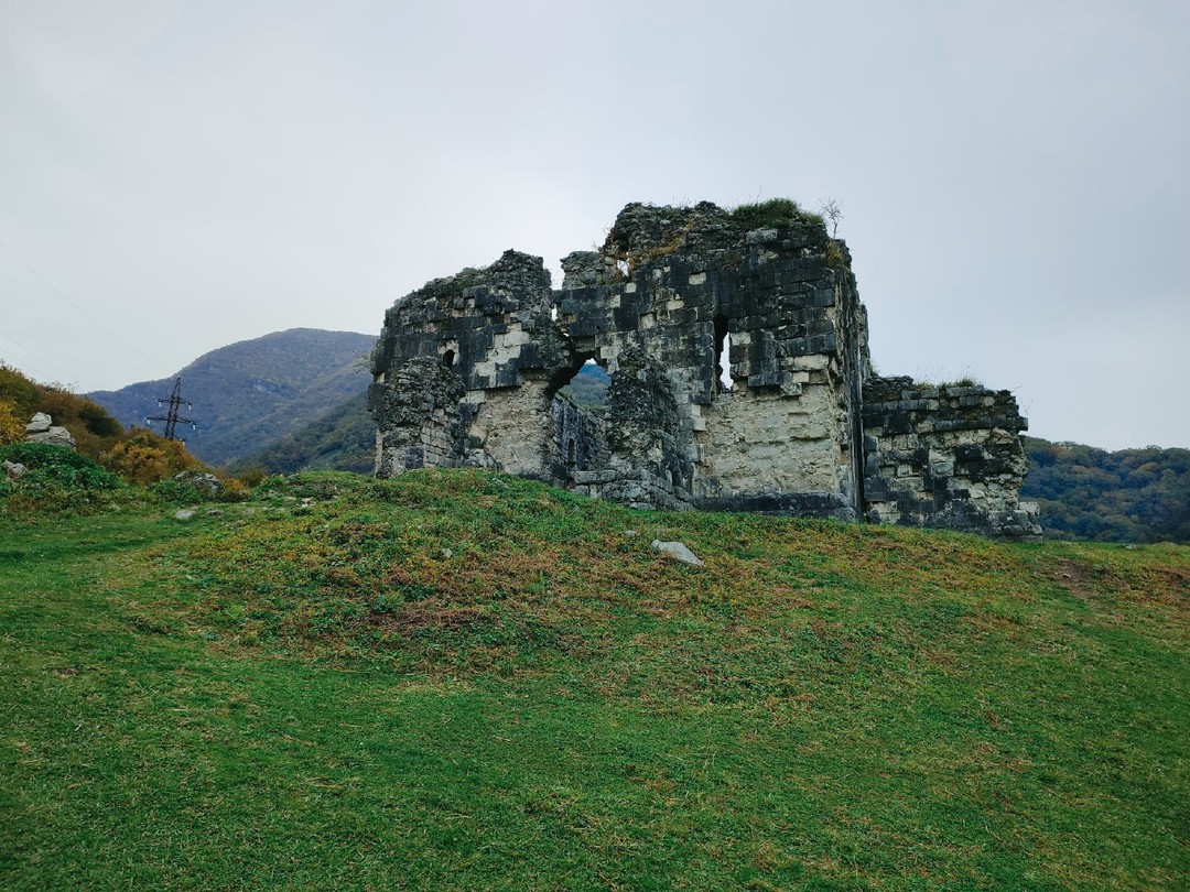 Абхазия Астой (так Астамур разрешил себя называть) это путешествие "для своих". Невероятная любовь к своей земле