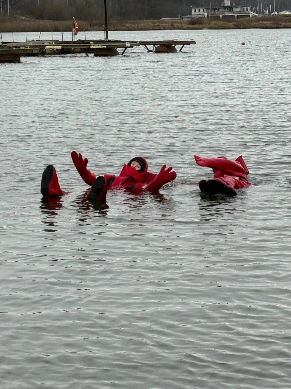 Отдыхали вдвоем с сыном. Замечательно провели время. Поплавали, попридурялись. Костюмы отлично держат на воде. Было тепло