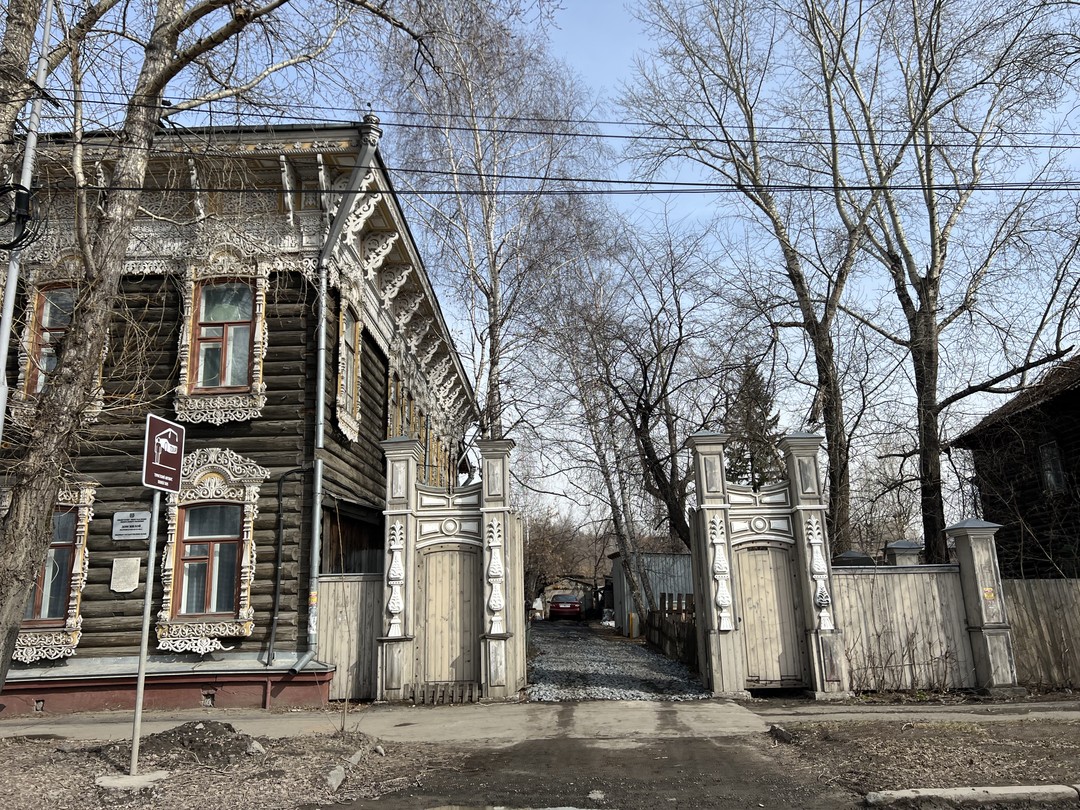Арина не только познакомила нас с Томском, но и смогла влюбить в эти старые теремки, резные наличники и местами не причёсанные улочки