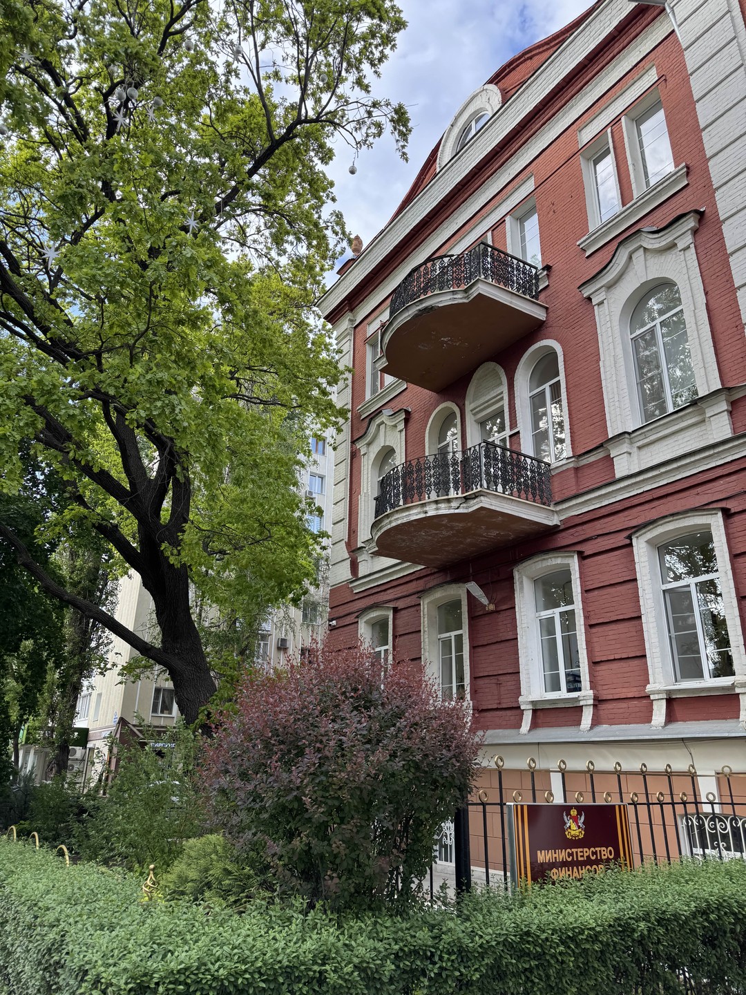 Благодаря тому, что Эдуард хорошо спланировал план экскурсии, время прошло совсем незаметно. Эдуард с лучших сторон