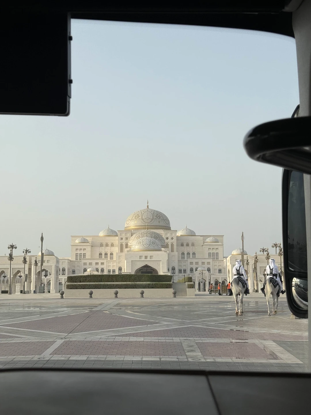 Экскурсия по Абу-Даби с Азизом оставила невероятные впечатления! На протяжении всего дня Азиз подробно рассказывал об