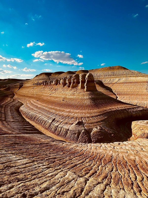 Белые скалы Бозжиры, слоёные горы Кызылкупа