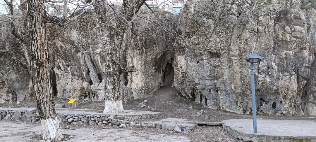 Большое спасибо Сарвару за прекрасную поездку в горы! С утра мы отправились на курорт Амирсой, где