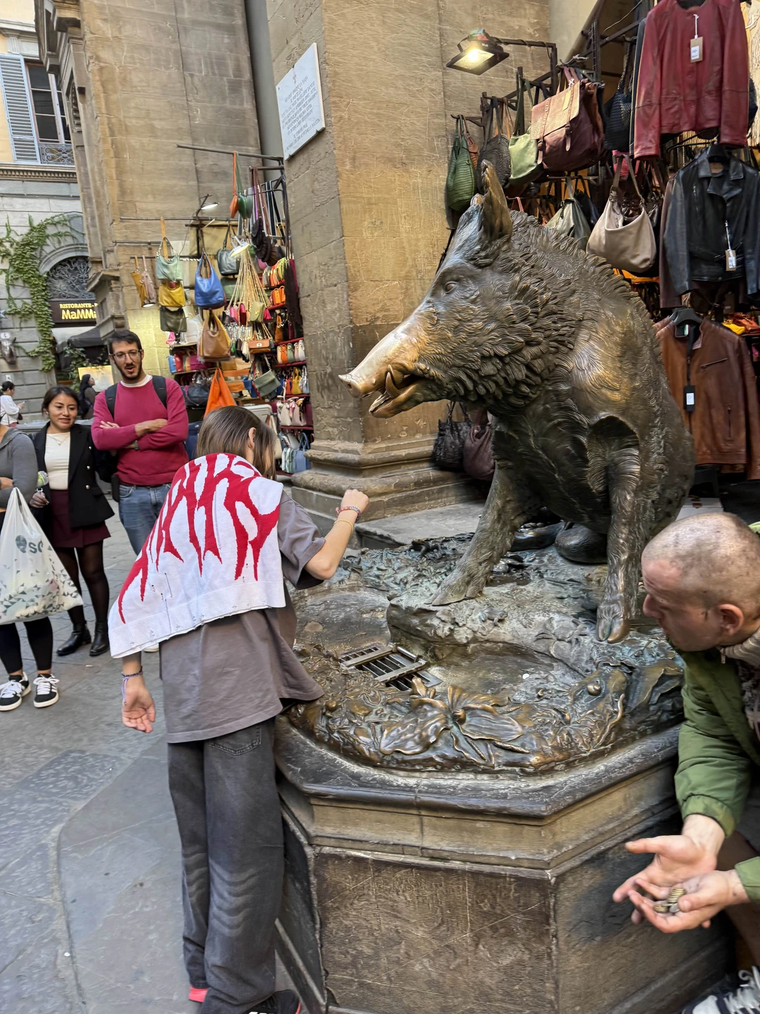 Нашим экскурсоводом была Александра. Экскурсия была очень насыщенная и интересная. Сама Александра - прекрасный экскурсовод, редко