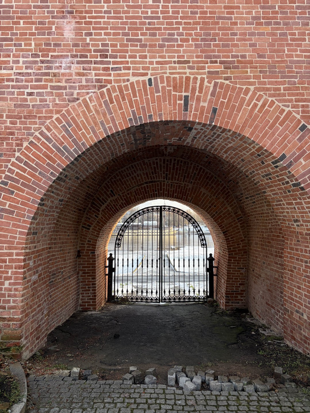 Интересный город на берегу реки Волхов. Главные достопримечательности, которые рекомендую посмотреть: Новгородский кремль, Памятник Тысячелетие России