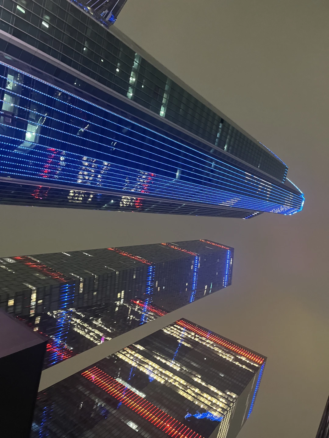 Живое общение, хороший звук, забота (в зимнее время чередовались уличная экскурсия с экскурсией в помещении), любит свое дело)