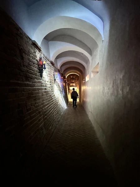 Нас сопровождал Андрей, очень приятный, общительный и пунктуальный мужчина. Приехал вовремя, машина чистая, есть вода для