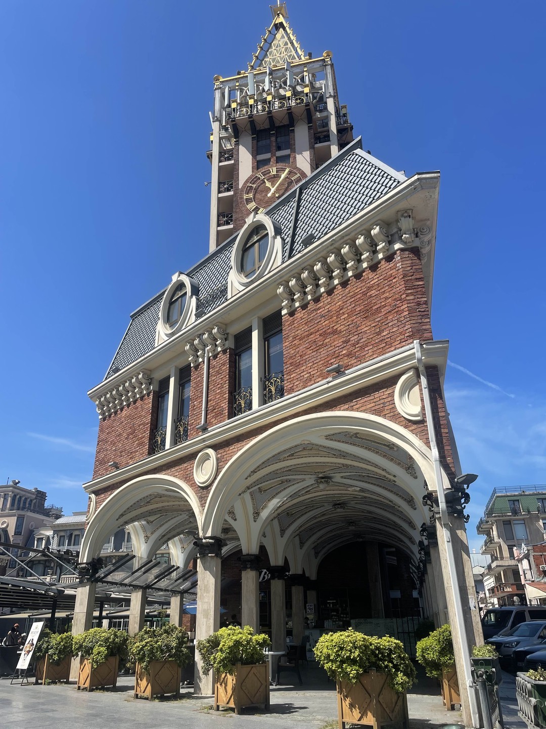 В целом хорошая экскурсия. Пешеходная. Основные достопримечательности старого Батуми входят в программу.