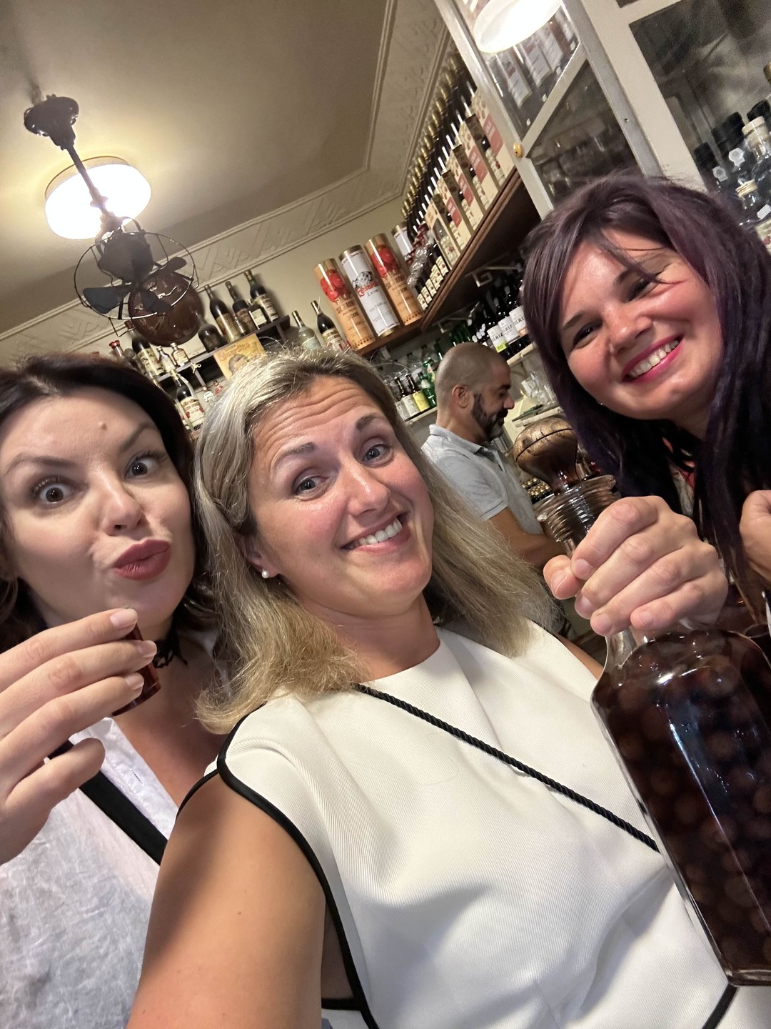 Экскурсия с Галей по пабам Лиссабона — одно удовольствие! 🍷 Атмосфера лёгкая и уютная, будто гуляешь