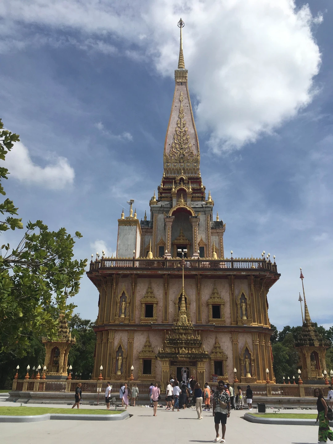 Экскурсия очень понравилась. Понравилась нестандартная подача материала Дмитрием, его юмор. Узнали о буддизме, истории Тайланда, королевской