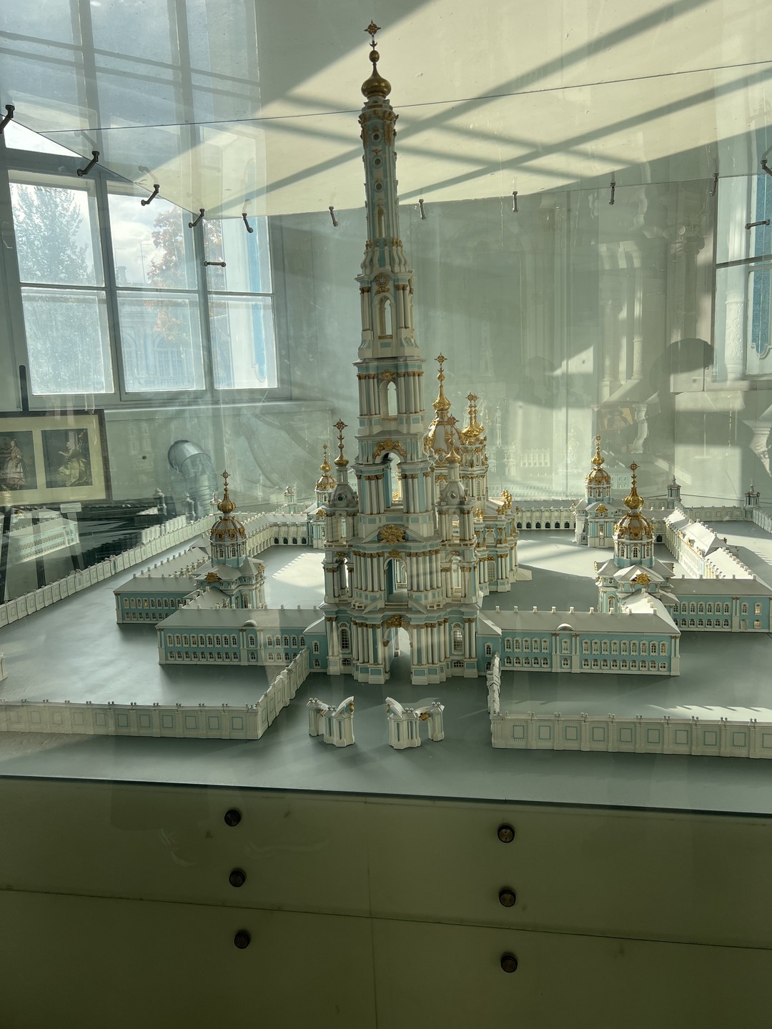 Смольный за 300 лет: от Смольного двора до убийства Кирова (Ольга)