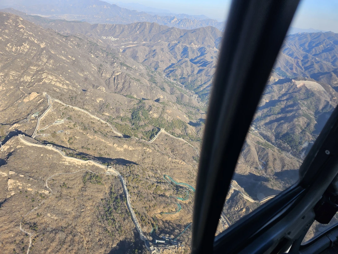 Всем здравствуйте. Брал экскурсию на Великую Китайскую стену и дополнительно вертолетную прогулку. Всё продумано до мелочей: