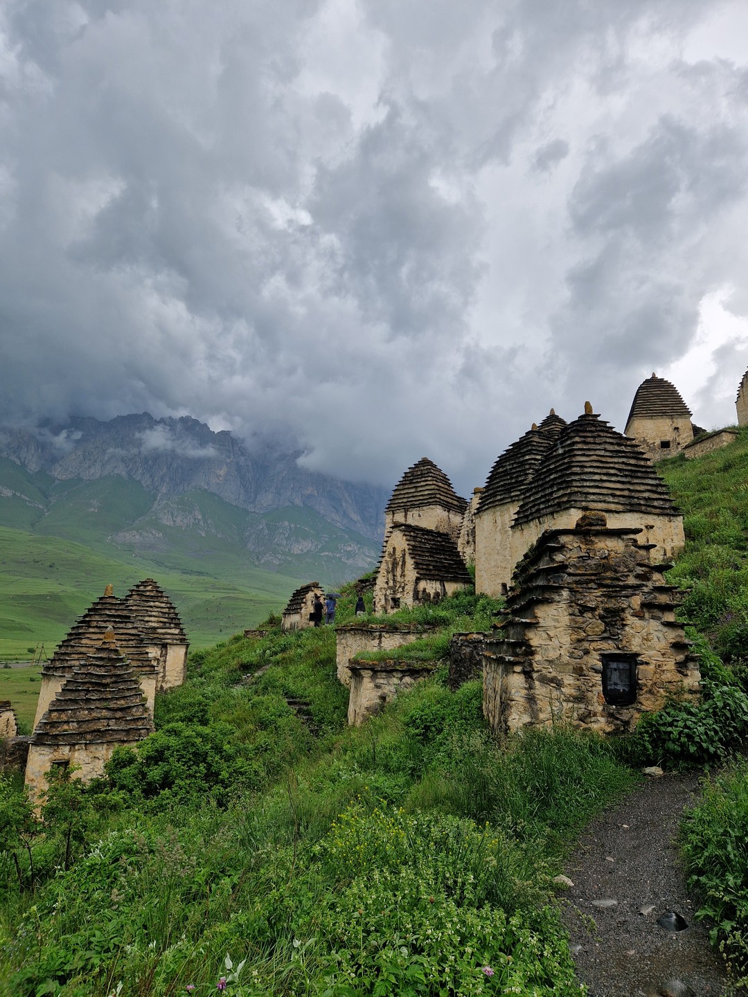 Посетили Северную Осетию с гидом Арсением. Арсений предугадывал все наши желания, делал остановки при необходимости, был