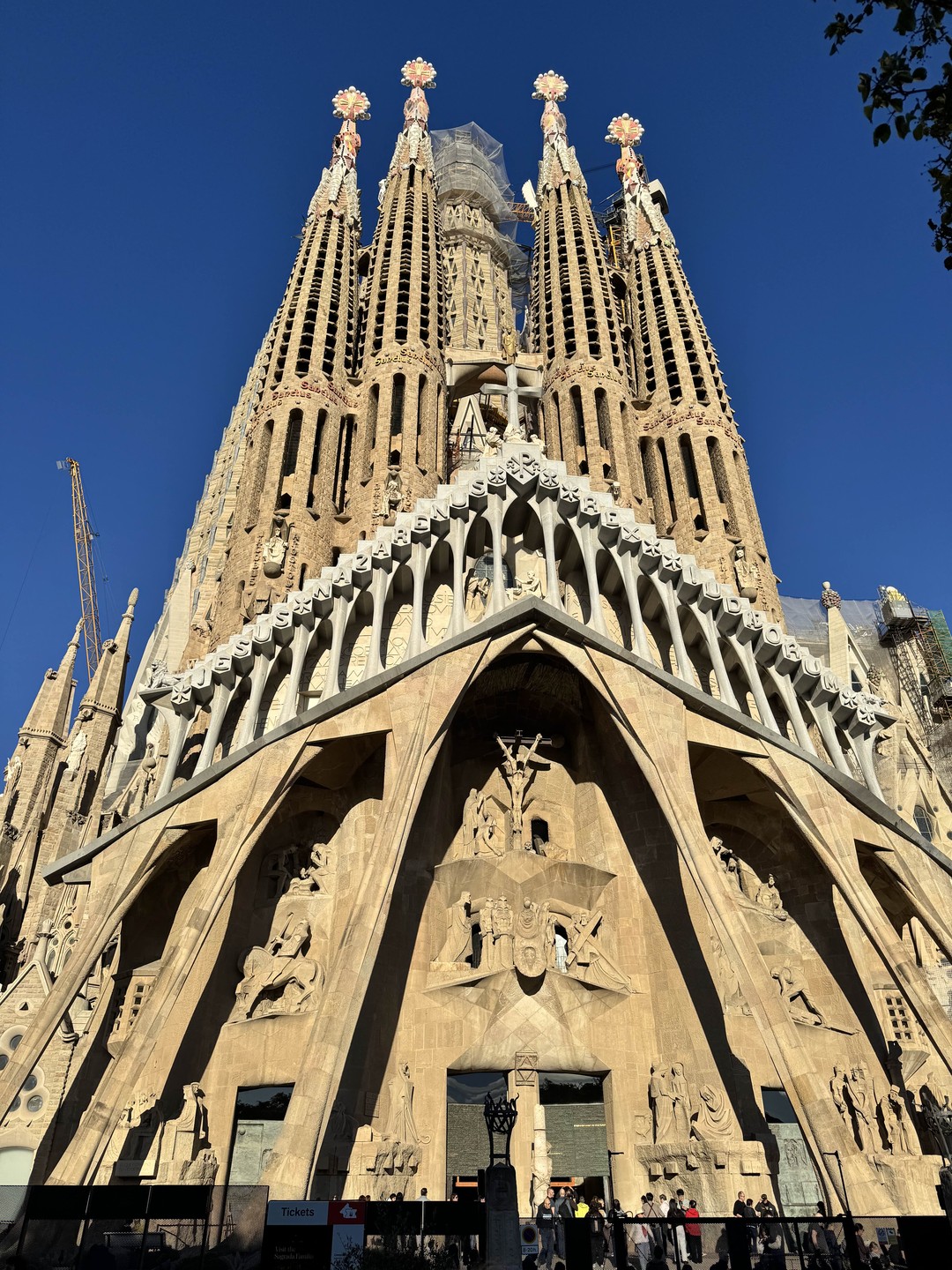 Изумительная экскурсия, без нее Саграда Фамилия совсем не понятна, что, почему и как. Всем обязательно к посещению. Евгений настоящий профессионал
