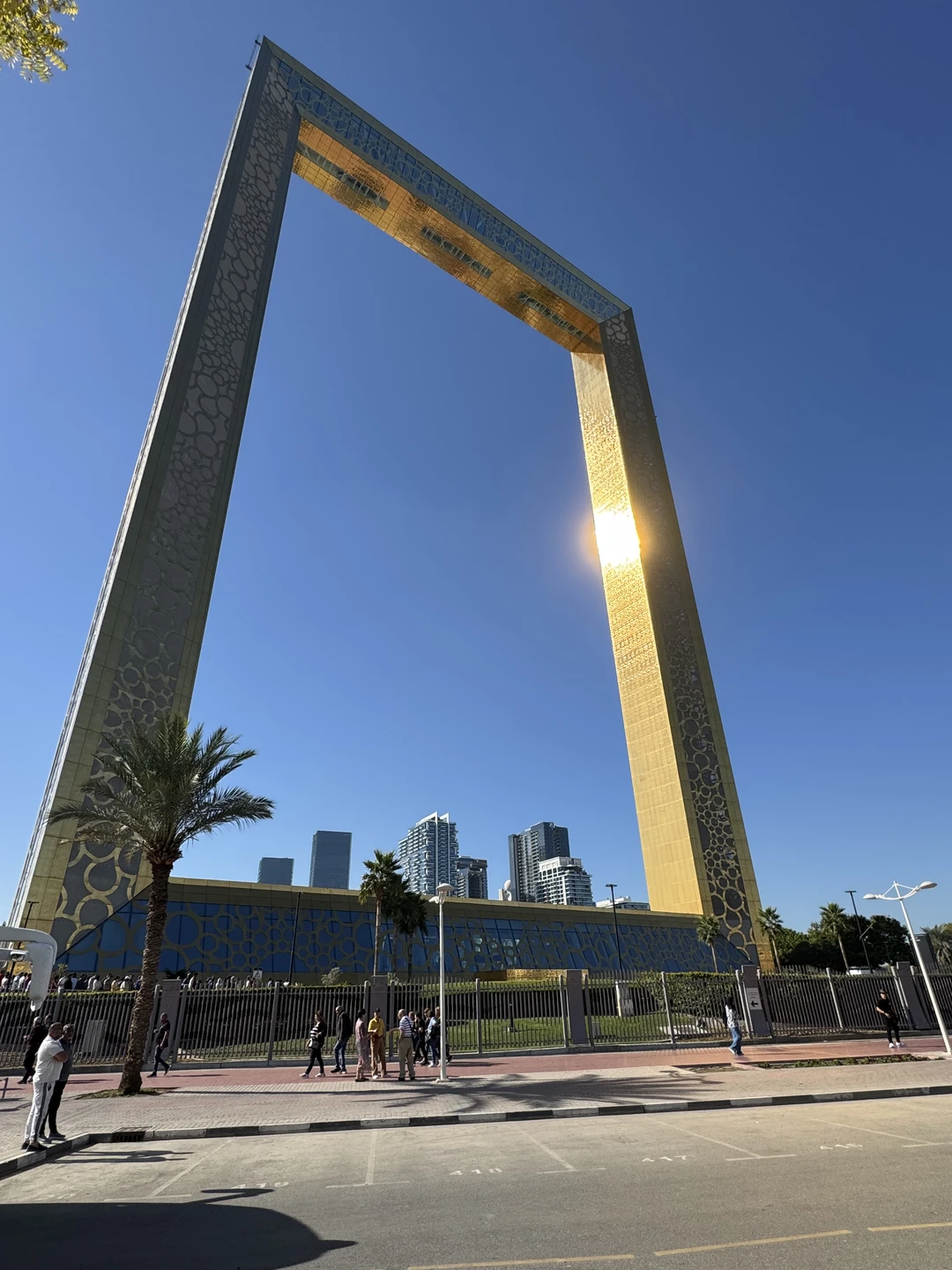 Мы были транзитом через ОАЭ и съездили на индивидуальную обзорную экскурсию по Дубаю. На экскурсию Фахриддин