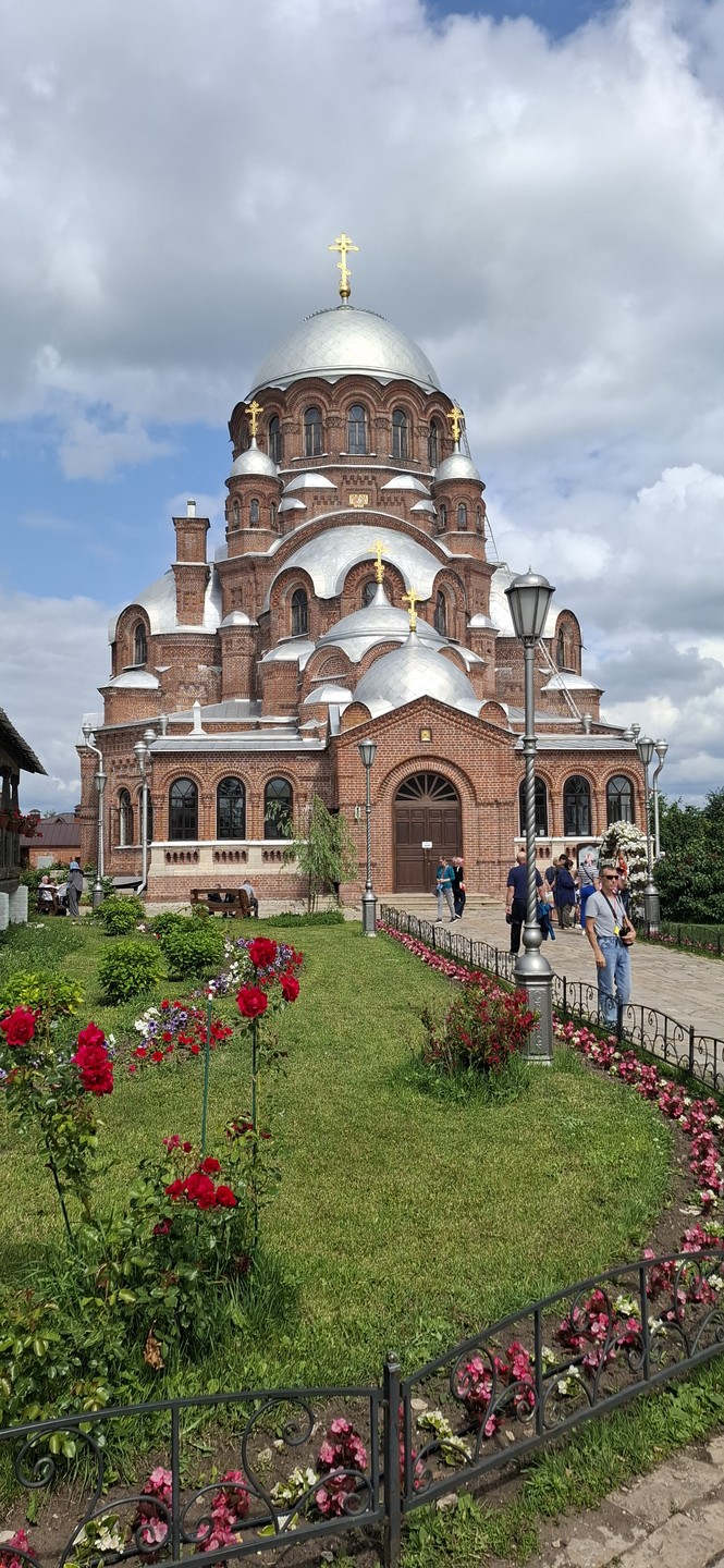 Отличная экскурсия. Хороший экскурсовод, знаток своего дела. Комфортабельный автобус и отличный водитель. Спасибо. Рекомендую.