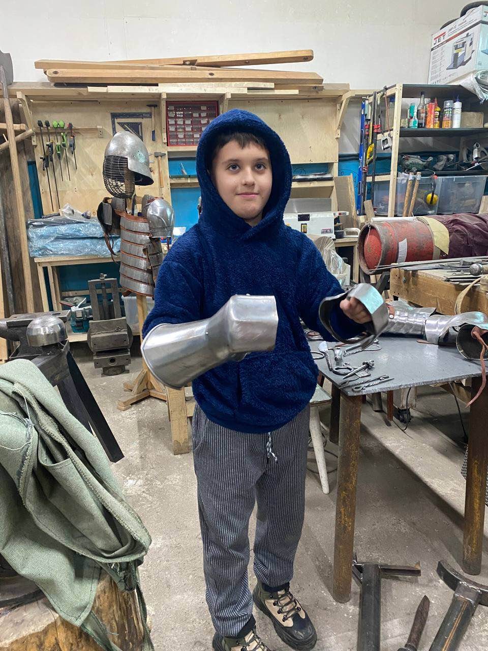 Мы подарили сыну мастер-класс в кузнице-исполнили его мечту! Летом сын сам пытался ковать на даче, без