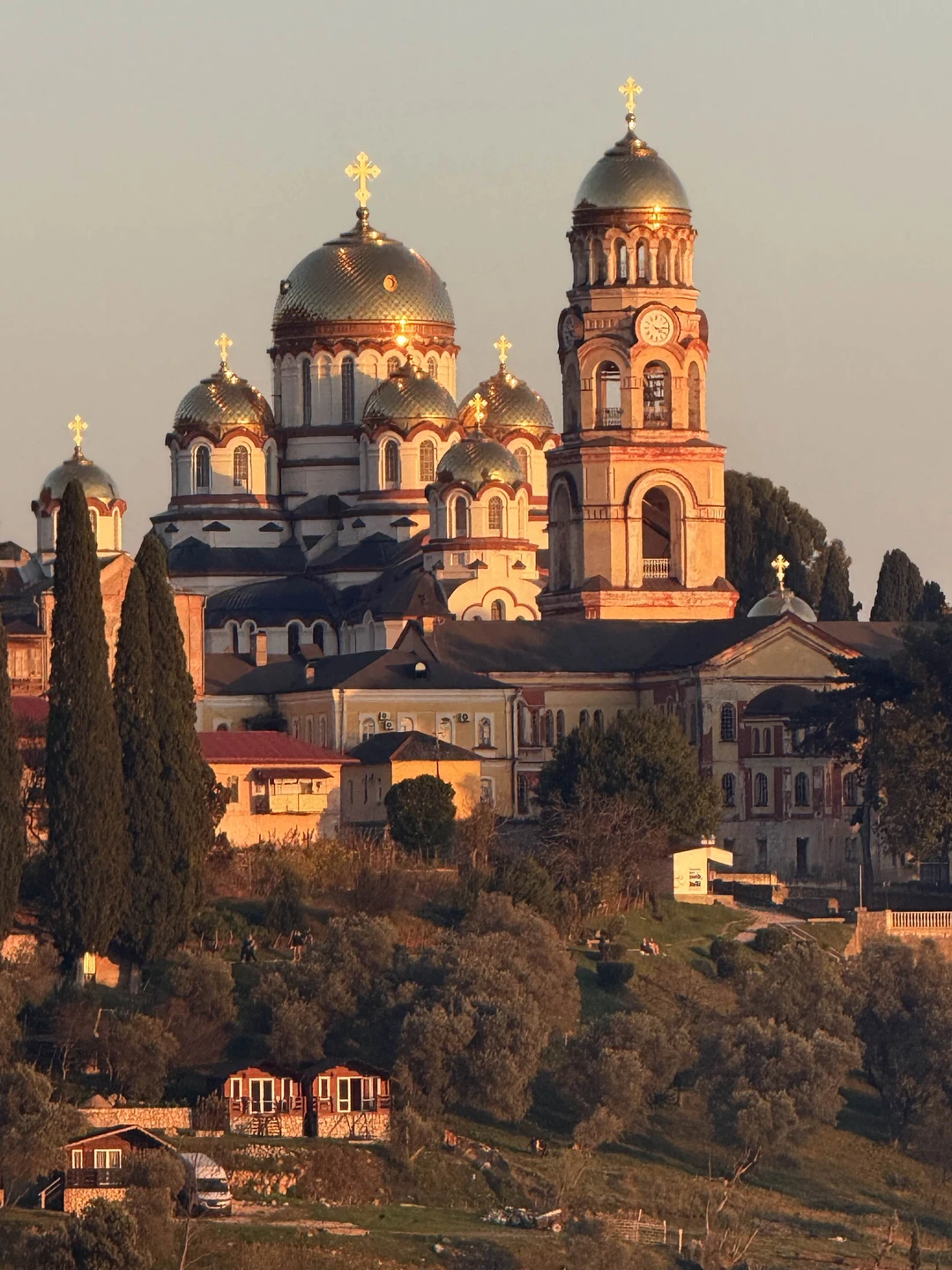 Экскурсовод- приятная девушка. Рассказывает и показывает. Пещера завораживает. Виды прекрасные. В целом все понравилось. Дегустация вина, сыра