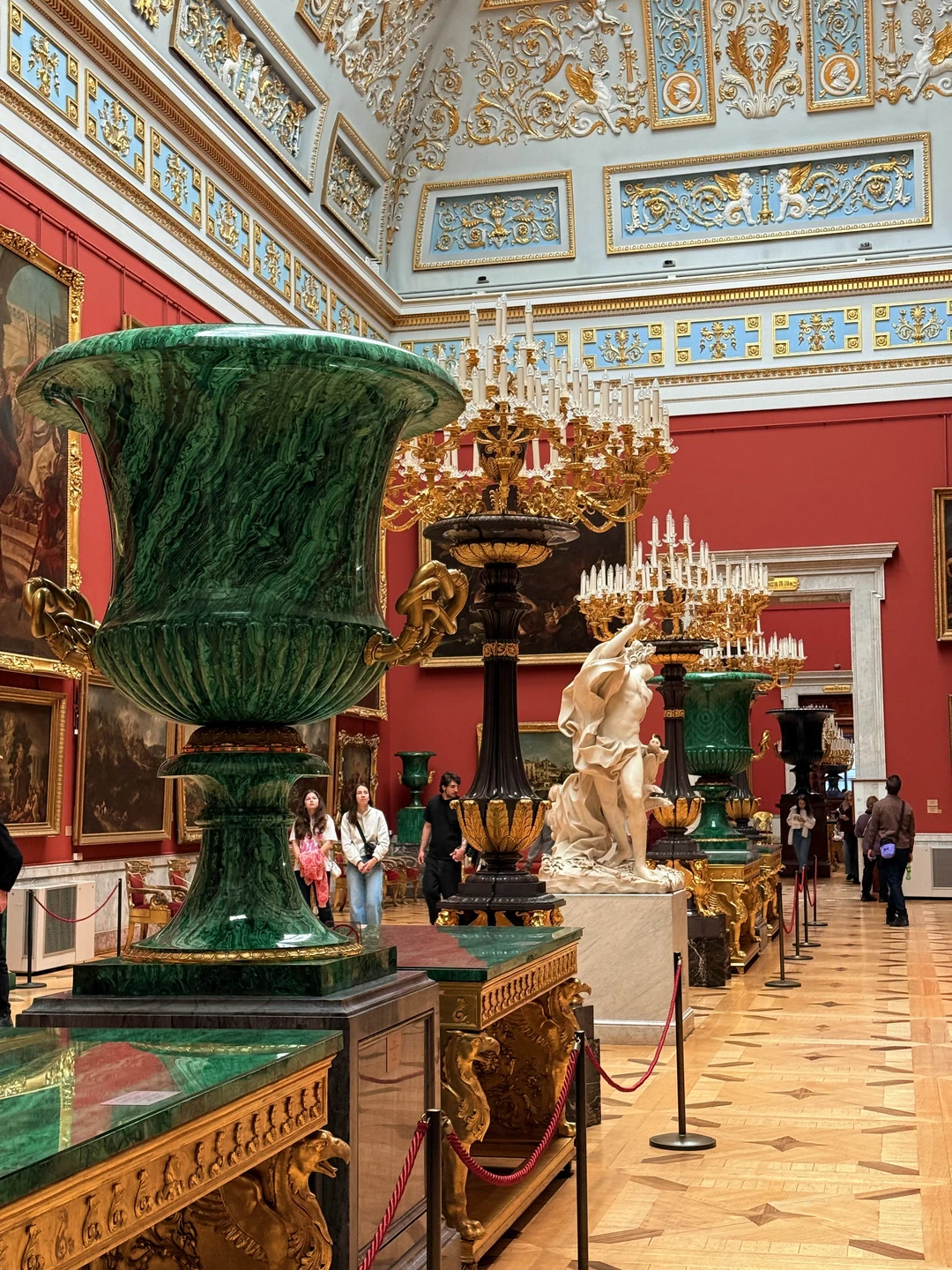 Экскурсовод Виктор просто потрясающий, заинтересовал всех) очень интересный материал, видно, что человек погружен на 100%! Историк