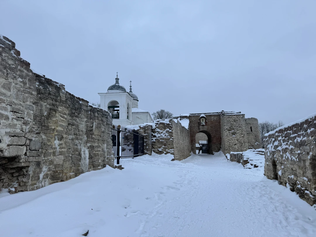 Гуляли по Изборской крепости с Аленой!