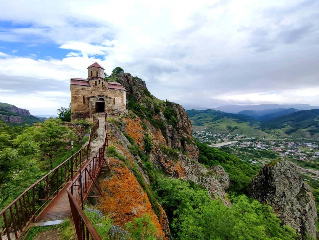 Если вам нужны даты, исторические факты, жёсткий тайминг, то вам лучше взять экскурсию на большом автобусе.