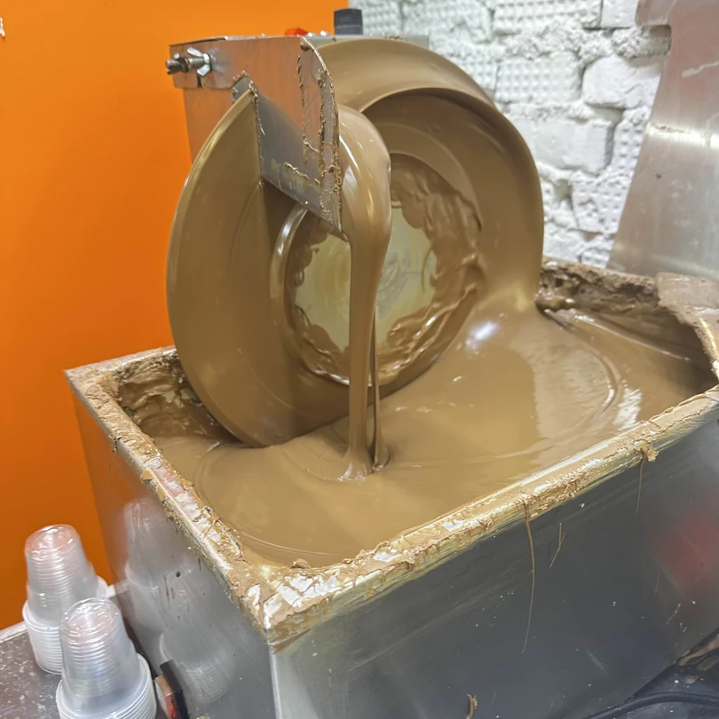 Были на фабрике в новогодние праздники. Очень понравилось. Девушка экскурсовод очень улыбчивая и доброжелательная