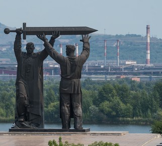 Памятник «Тыл — фронту»
