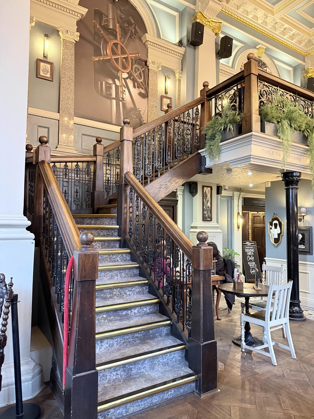 Хотим поделиться впечатлениями о нашей экскурсии по пабам. В первую очередь хочется отметить Влада воспитанный, начитанный