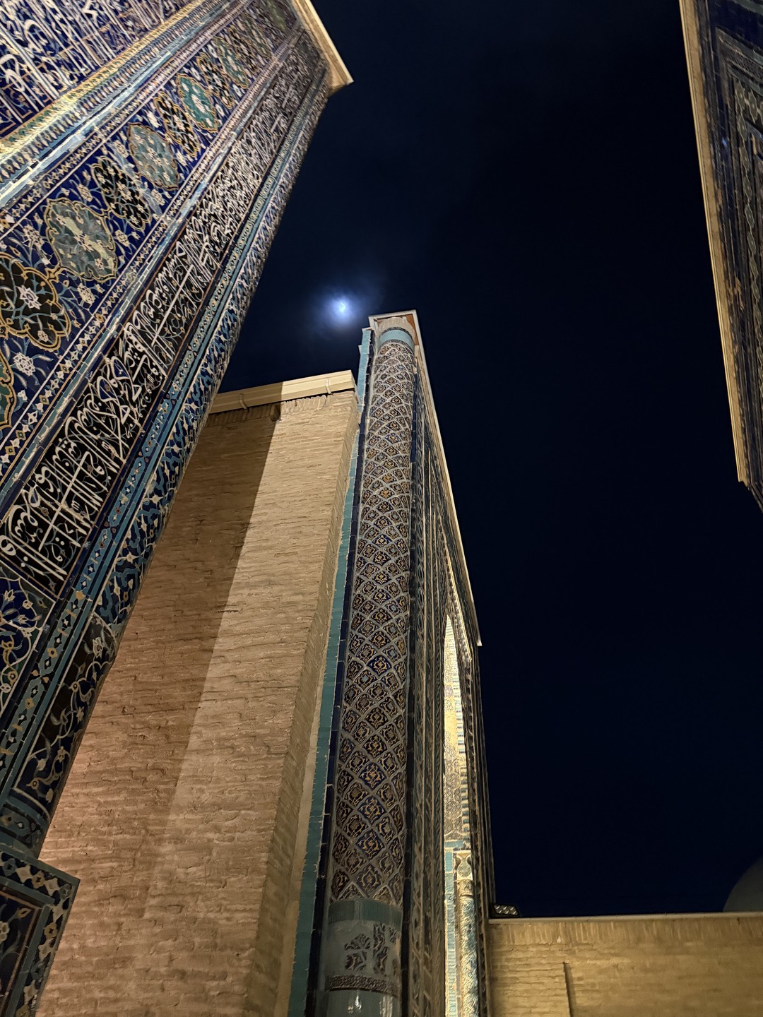 Прошли 17 тысяч шагов — берите удобную обувь. Одил — прекрасный рассказчик, и, что особенно важно