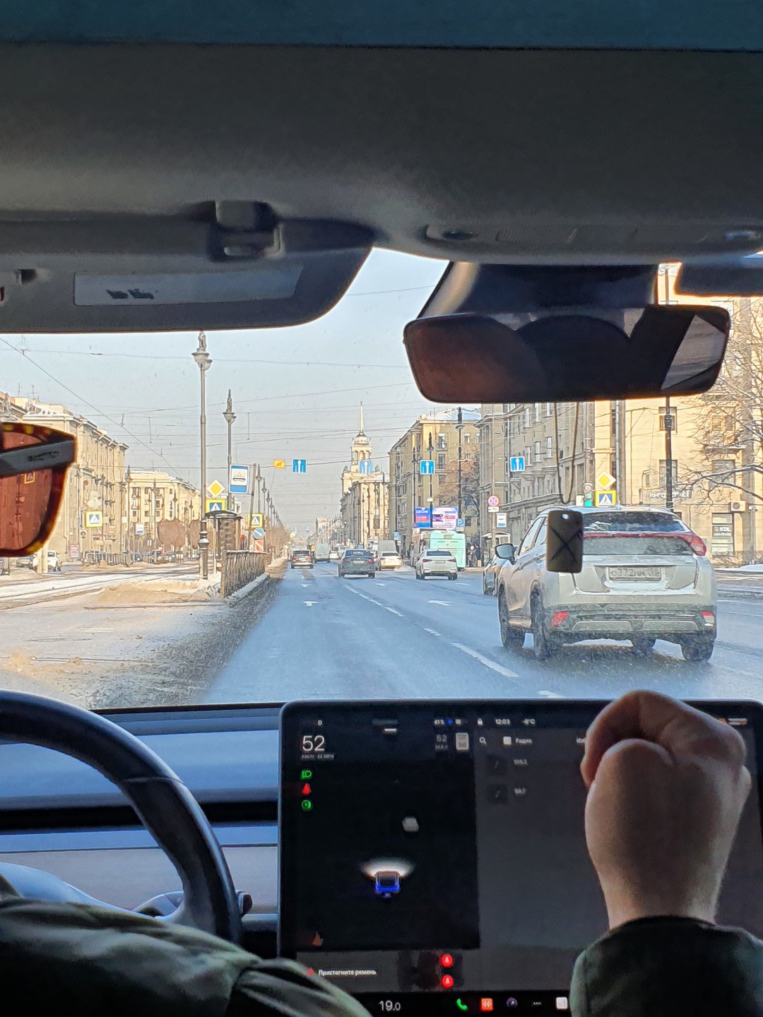 Трансфер на Tesla из аэропорта с экскурсией по Петербургу (Мария)