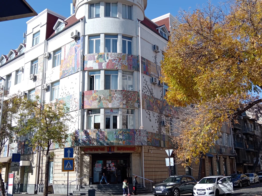 Знающий неравнодушный любящий свой город художник Ваграм показал Ереван от "чёрного" до "розового", мы увидели творения