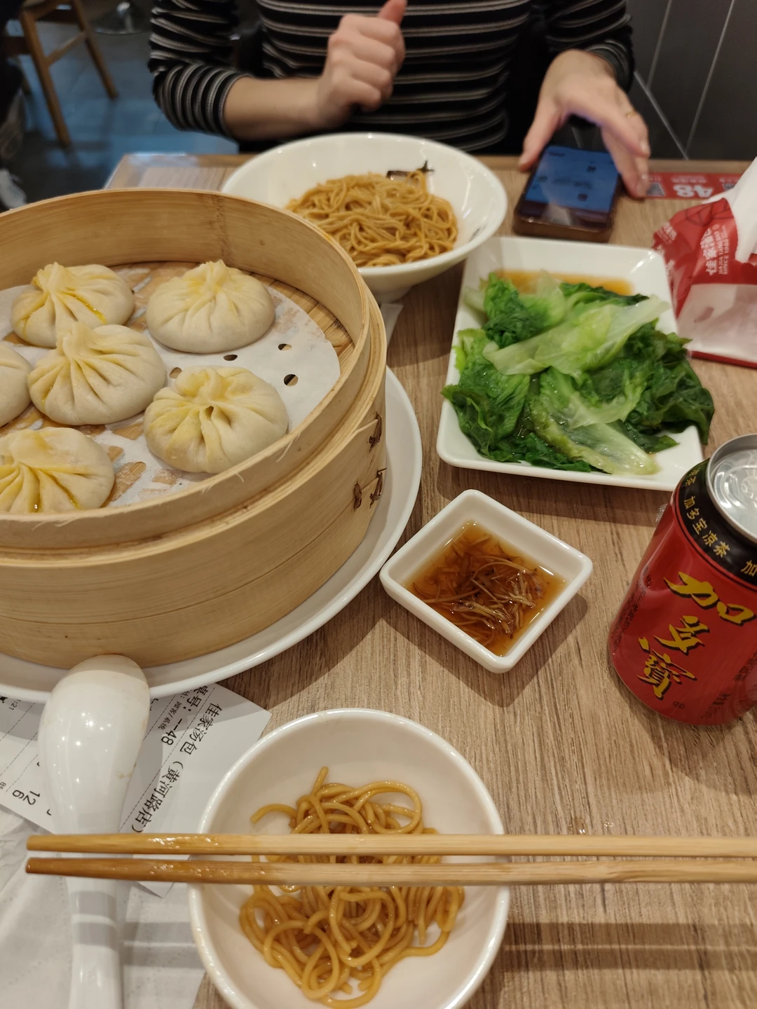 Мой самолёт задержали, и я опоздала к началу экскурсии больше, чем на час. Но Валерия меня