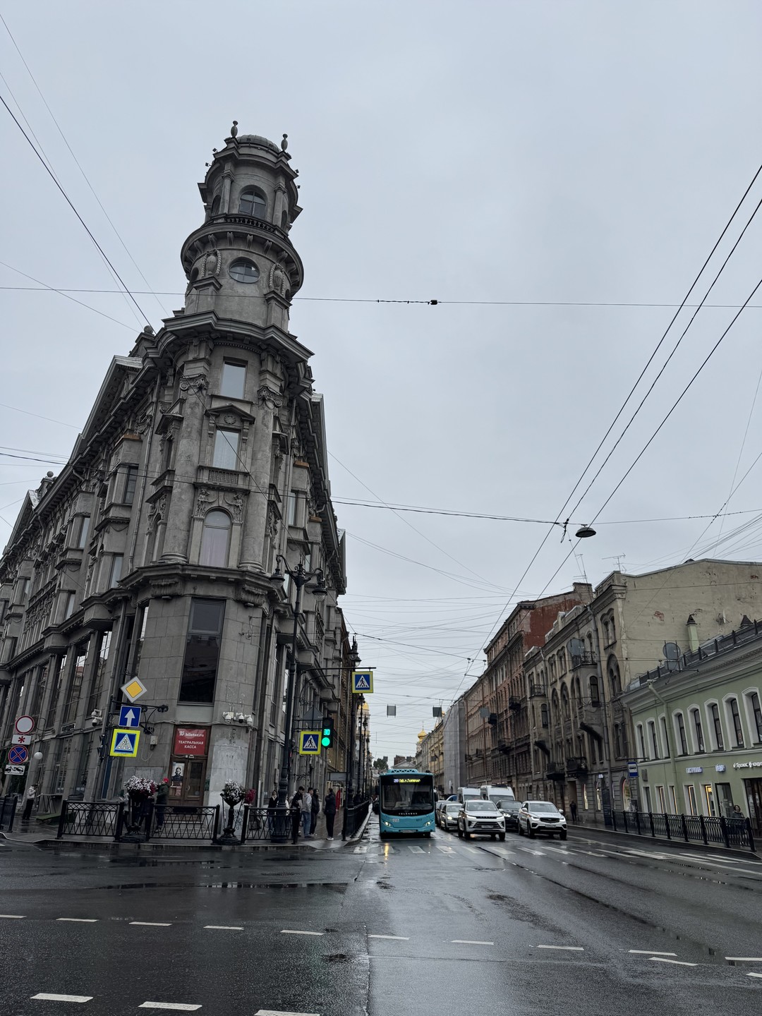 Все было супер. Отлично подготовлена программа. Это был не монолог, а диалог с группой. Евгения было очень интересно слушать, все четко и локанично