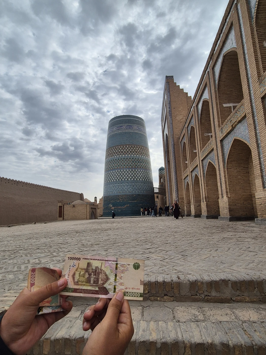 Хива-это восточная сказка, какой она и должна быть. Очень красивый старый город. Дадахон замечательно знает и