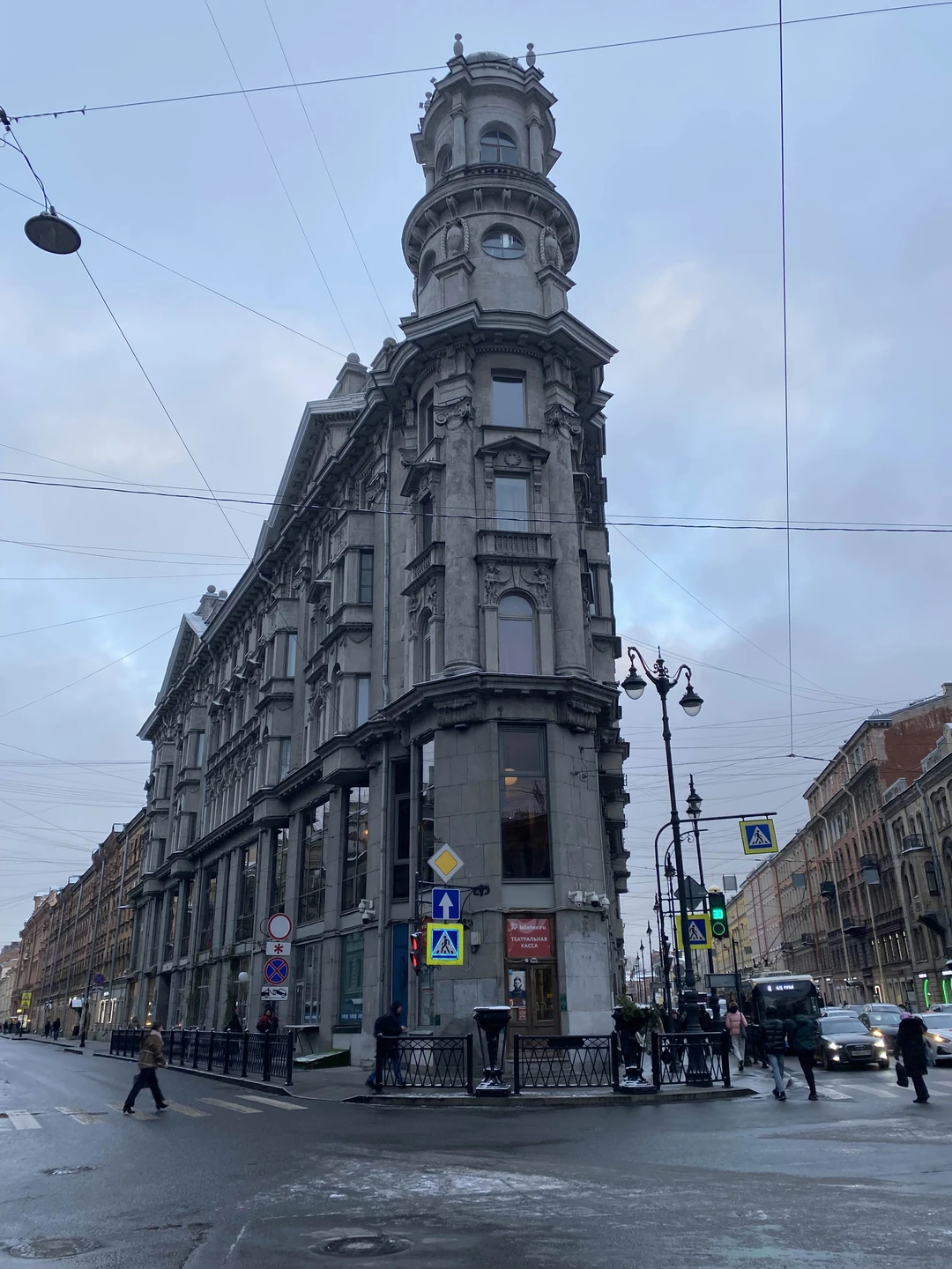 Я в восторженнейшем восторге от сегодняшней экскурсии с Алексеем по парадным и дворам Питера!!! Я даже