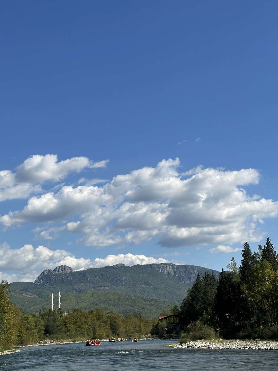 Экскурсия хорошая, сплав по реке спокойный, есть немного порогов, но все безопасно, можно с детьми. Красивые