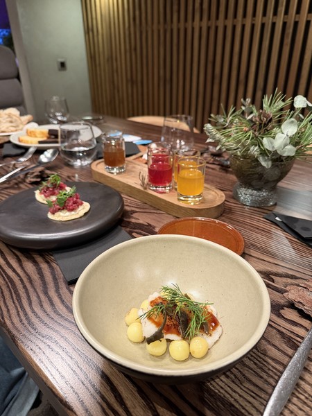 Одна из лучших гастрономических дегустаций! Персонал ресторана очень приветлив и компетентен. Перед началом гастропутешествия нас познакомили