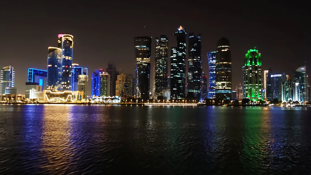 У нашей группы (20+ человек) была длительная ночная пересадка в Дохе. Искали разные варианты. Уже стало