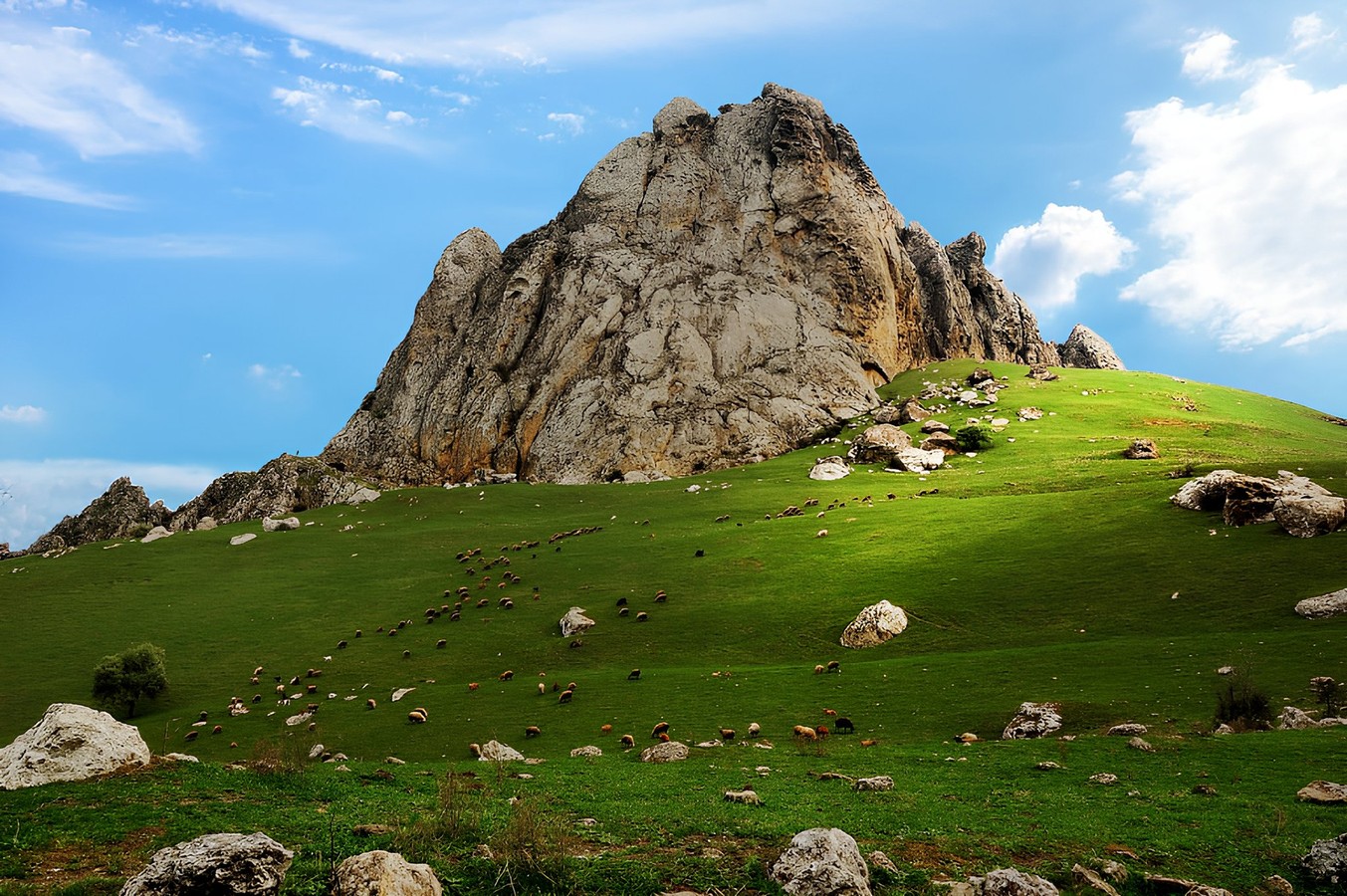 Гора Бешбармаг, «земляная радуга», розовое озеро и дегустация икры