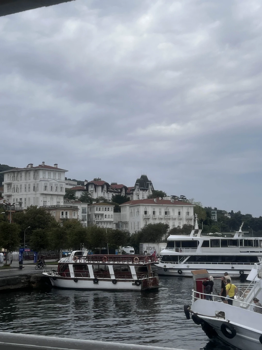 Это была потрясающая экскурсия! Очень душевная, интересная, колоритная. Миная показала нам совсем другой мир рядом со