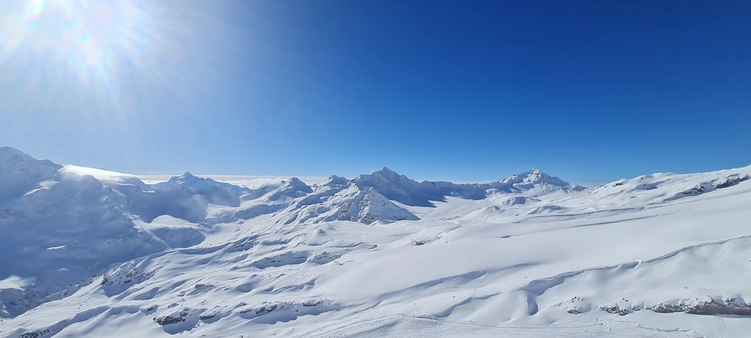 Поездка на Эльбрус зимой — это особое переживание, совсем не похожее на летние путешествия. Здесь всё