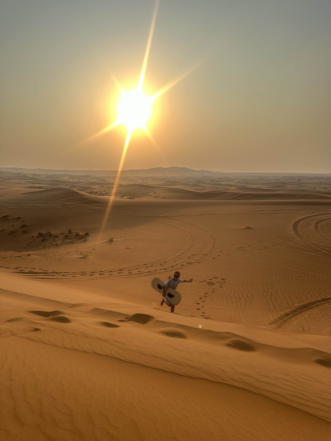 Все прошло по плану. Забрали из гостиницы в обещанное время. Красивейшая пустыня. Закат. Кофе, вода, финики. Сендборд.